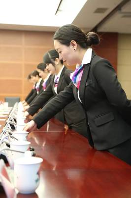 【內(nèi)訓(xùn)課件】物業(yè)一線員工服務(wù)意識及溝通技巧之?dāng)z影服務(wù)